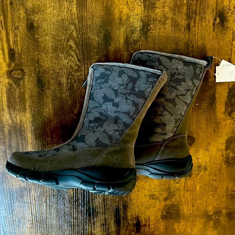 Lands End Weather proof boots. Brand New.